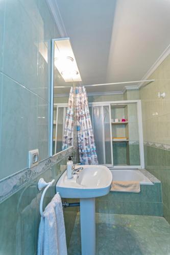a bathroom with a sink and a shower at Apartamentos El Oasis in Benicarló