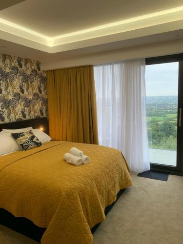 um quarto com uma cama com um urso de peluche em The Wylies em Dunmurry