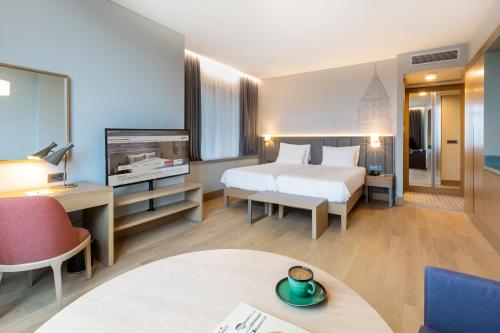 Un pat sau paturi într-o cameră la Radisson Hotel Istanbul Harbiye