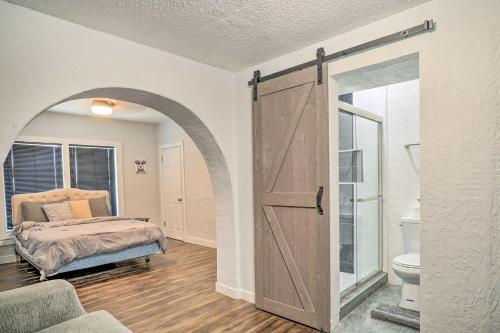 Habitación con puerta, cama y baño. en Charming and Quaint El Paso House with Backyard! en El Paso