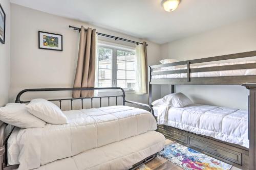 een slaapkamer met 2 stapelbedden en een raam bij Ideally Located Glen Cove Apartment! in Glen Cove