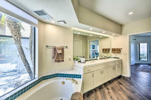 baño grande con bañera y ventana grande en Mtn-View Borrego Springs Home on Golf Course!, en Borrego Springs