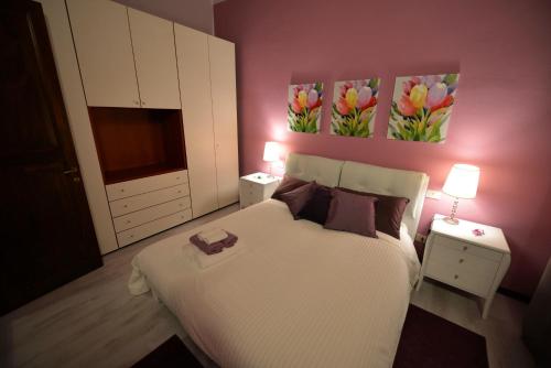 Un dormitorio con una cama con una cruz. en Appartamento Casa del Colle, en Colle Val D'Elsa