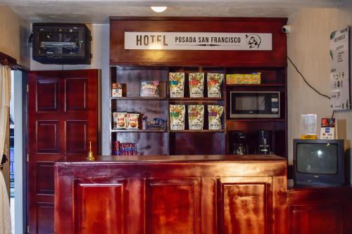 eine Bar in einem Restaurant mit einer Mikrowelle und einem TV in der Unterkunft POSADA SAN FRANCISCO 