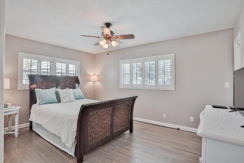 a bedroom with a bed and a ceiling fan at Beachy Keen in Jacksonville Beach