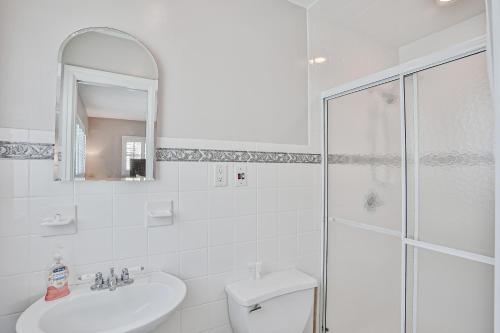 un bagno con doccia, WC e lavandino di Beach house & backyard oasis with private pool - short walk to beach a Baptist Medical Center/Beaches Heliport