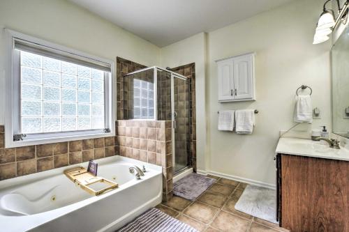 uma casa de banho com uma banheira e um lavatório em Spacious Cary Retreat with Patio and Pool Access! em Cary
