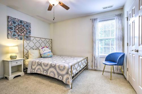 um quarto com uma cama e uma cadeira azul em Spacious Cary Retreat with Patio and Pool Access! em Cary