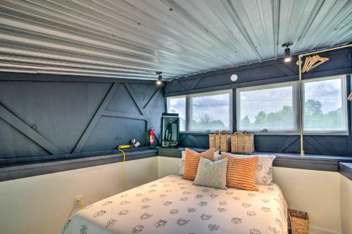 um quarto com uma cama num pequeno quarto em Chic Tiny Home Retreat about 2 Mi to MSU Campus! em Starkville