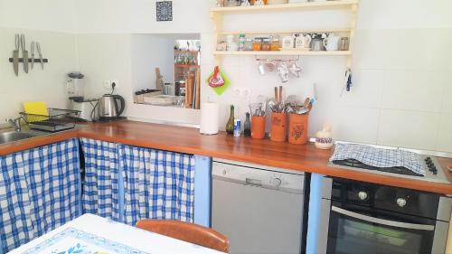 W pokoju znajduje się kuchnia z drewnianym blatem. w obiekcie Rustic House Miketa - Family Summertime w mieście Lukoran