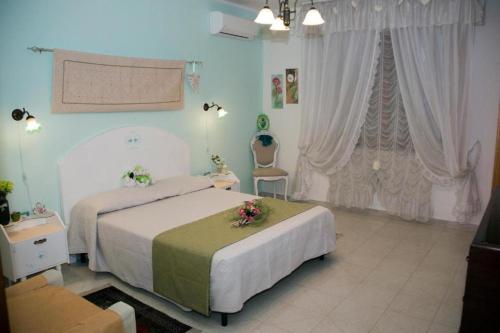 Un dormitorio con una cama con flores. en Sa Brobei, en Simaxis