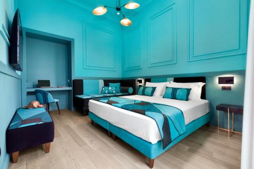 um quarto azul com uma cama grande e paredes azuis em YourHome - Maison Iovino Luxury Rooms em Sorrento
