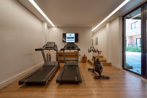a gym with two treadmills and two exercise bikes at Pauli Boutique Hotel in Fortaleza