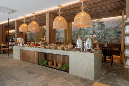 Comida en o cerca de este hotel