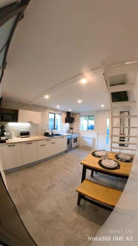 une cuisine ouverte et une salle à manger avec une table dans l'établissement Le Navigateur - Canetoise refaite à neuf, à Canet