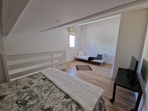 1 dormitorio con cama, escritorio y silla en Le Navigateur - Canetoise refaite à neuf, en Canet-en-Roussillon