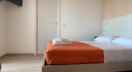 a bedroom with a bed with towels on it at KARIS KAIROS in Santa Maria di Castellabate