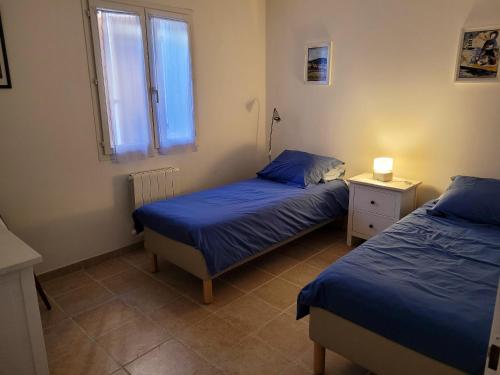 une chambre avec deux lits et une fenêtre dans l'établissement Villa charmante au Beaucet avec piscine privée, à Le Beaucet