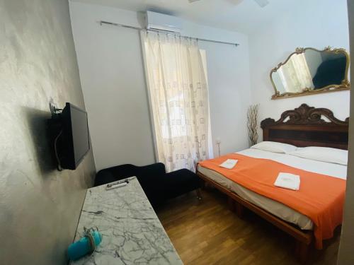 رومان بليس في روما: غرفة نوم فيها سرير وطاولة فيها
