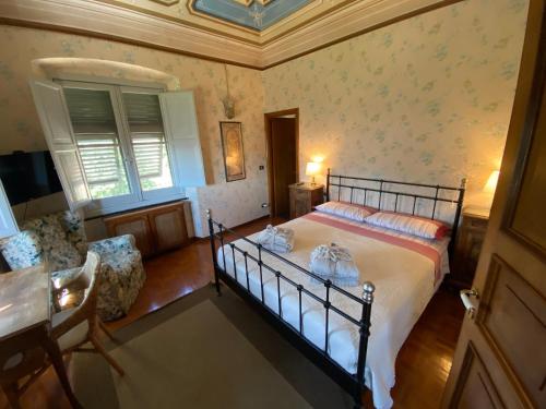 um quarto com uma cama e uma cadeira em VILLA FIESCHI em Cogorno