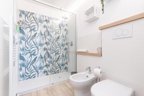 a bathroom with a shower and a toilet and a sink at La Roccia Fiorita Appartamento con giardino e Jacuzzi in Varazze