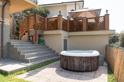 una casa con vasca idromassaggio nel cortile di La Roccia Fiorita Appartamento con giardino e Jacuzzi a Varazze