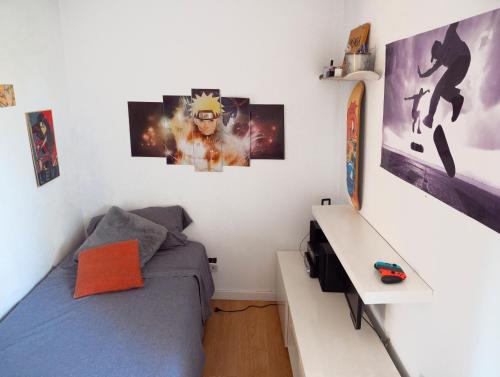 een slaapkamer met een bed en posters aan de muur bij casa mediterrània a la vora de Barcelona in Corbera de Llobregat