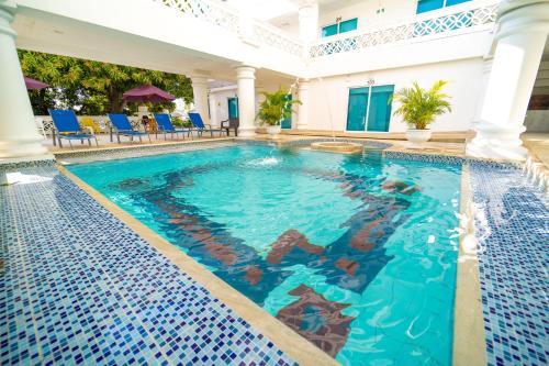 בריכת השחייה שנמצאת ב-Hotel Santorini Casablanca או באזור