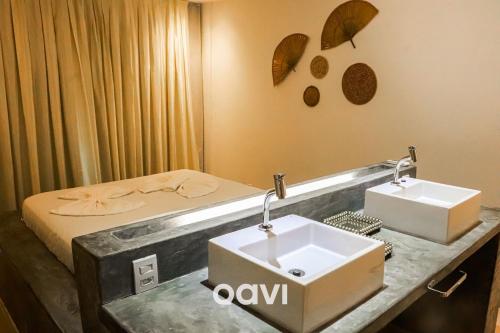 ein Bad mit einem Waschbecken und einem Bett in der Unterkunft Qavi - Vila Taiyo #Centro #VistaMar in Pipa