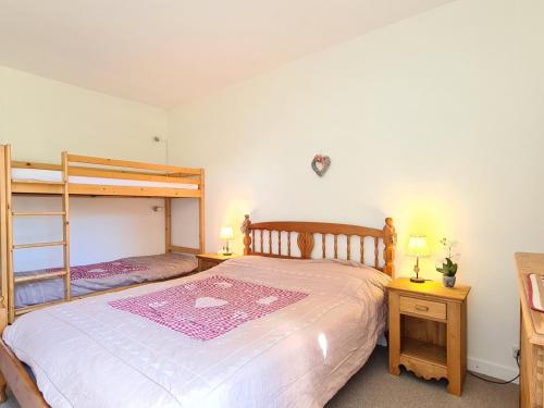 une chambre avec un lit et un lit superposé dans l'établissement Appartement Confortable au Pied des Pistes à Flaine Forêt - WIFI Gratuit - FR-1-425-145, à Flaine