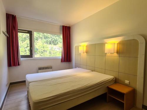 - une petite chambre avec un lit et une fenêtre dans l'établissement Appartement Flaine, 2 pièces, 5 personnes - FR-1-425-165, à Flaine