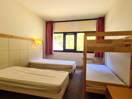 a room with two bunk beds and a window at Appartement Flaine, 2 pièces, 6 personnes - FR-1-425-153 in Flaine