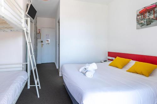 Ένα ή περισσότερα κρεβάτια σε δωμάτιο στο Hotel Les Vieux Acacias