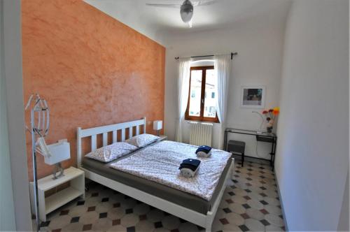 um quarto com uma cama com um urso de peluche em casagreve em Greve in Chianti