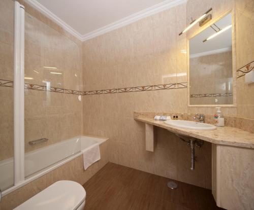uma casa de banho com um WC, um lavatório e uma banheira em Quinta Do Sobral em Figueiró dos Vinhos