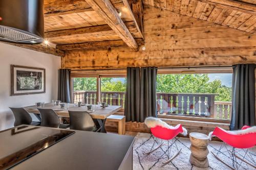 une salle à manger avec des tables et des chaises rouges dans l'établissement Appartement Le Mont-Blanc - Welkeys, à Combloux