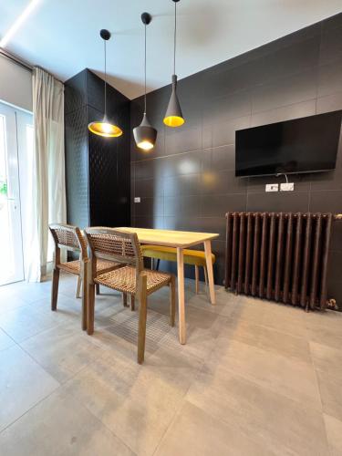 TV a/nebo společenská místnost v ubytování Appartamento di design a 30 metri dal mare
