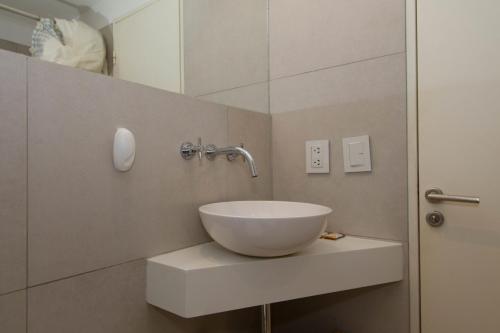 烏斯懷亞的住宿－Gray Fox Apartments Pipo，一个带碗水槽的柜台浴室