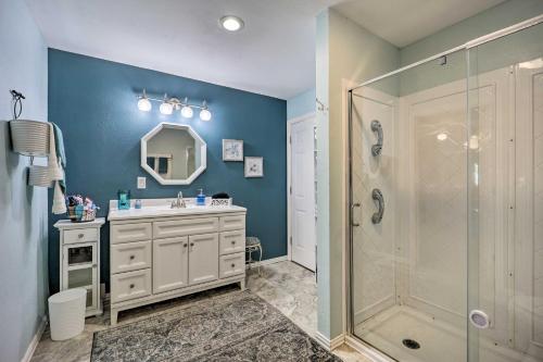 Koupelna v ubytování Pool and Outdoor Kitchen Grand Lake Getaway!