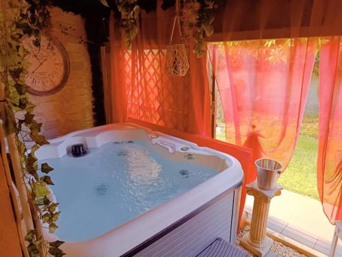 eine große Badewanne in einem Zimmer mit Fenster in der Unterkunft Casa Vacanze Noemi in Riposto
