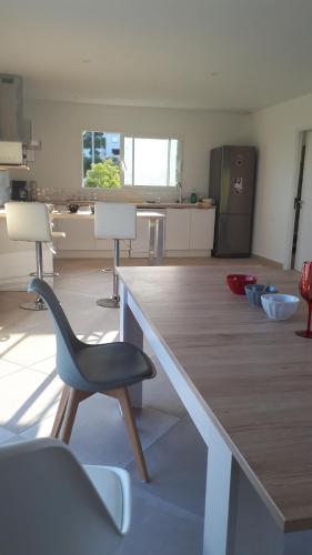 Cette chambre comprend un bureau avec une chaise. dans l'établissement JOLIE VILLA dans un endroit paisible, à 3 mn de la Mer et de la Montagne, à Ventiseri