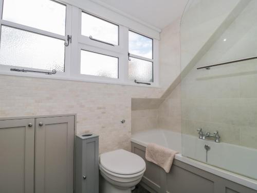A bathroom at Greenham Rise