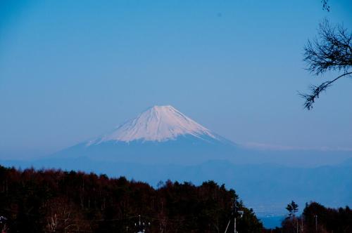 a mountain in the distance with trees in the foreground at Tombouctou in Fujimi