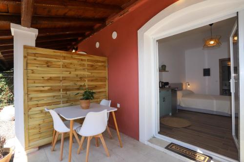 d'une chambre et d'une terrasse avec une table et des chaises. dans l'établissement Eleni's Guesthouse, à Paleokastritsa