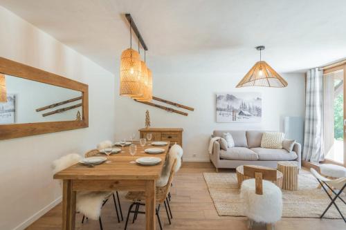 un salon avec une table et des chaises en bois dans l'établissement Appartement Snow - Welkeys, à Combloux