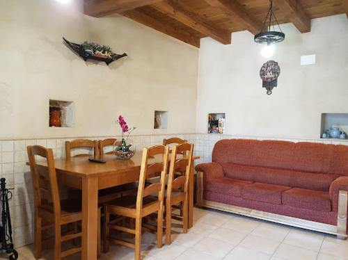 sala de estar con mesa y sofá en Casa Rural Río Duratón, 