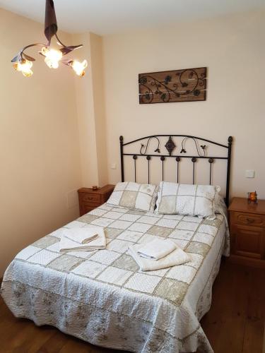 a bedroom with a bed with two towels on it at Casa Rural Río Duratón in Laguna de Contreras