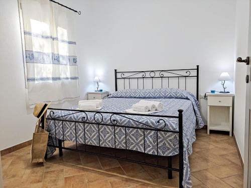 a bedroom with a bed with two towels on it at Appartamento La Ginestra - Affitti Brevi Italia in Tertenìa