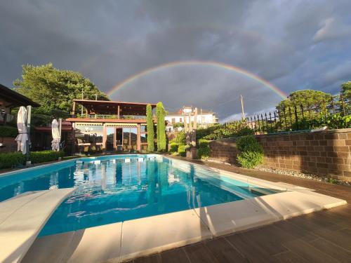 un arc-en-ciel au-dessus d'une piscine avec arc-en-ciel dans l'établissement Rossi&Nero Resort - Ristorante, B&B, Piscina, Sauna, 