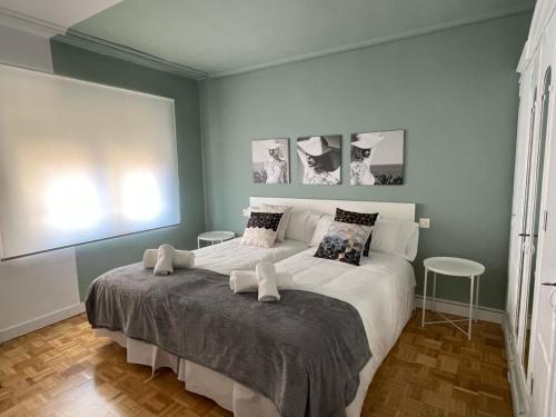 1 dormitorio con 1 cama blanca grande en una habitación en JUAN II, en Zamora